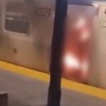 Horror en el metro de Nueva York: prendió fuego a una mujer y se sentó en un banco de la estación a ver cómo moría