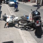 Tres motocicletas chocaron en el centro de la ciudad