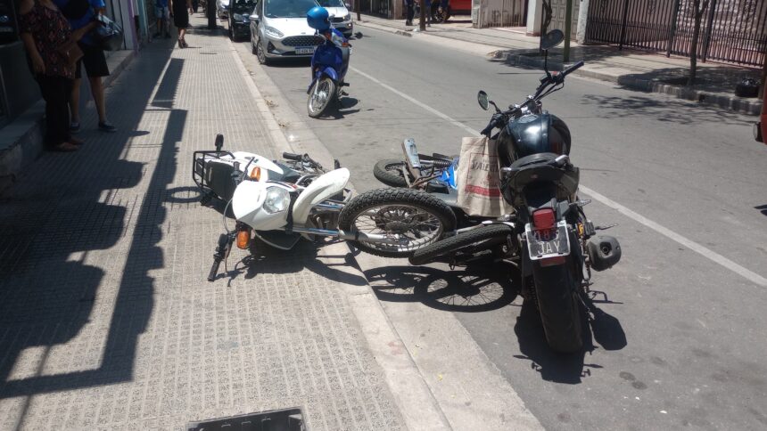 Tres motocicletas chocaron en el centro de la ciudad