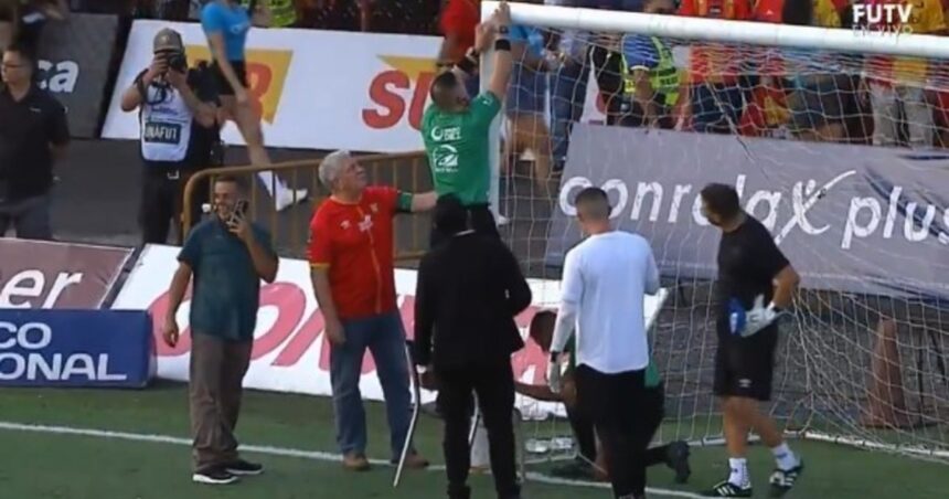 Insólito momento en la final de fútbol de Costa Rica: midieron un arco en vivo y era más grande que el otro