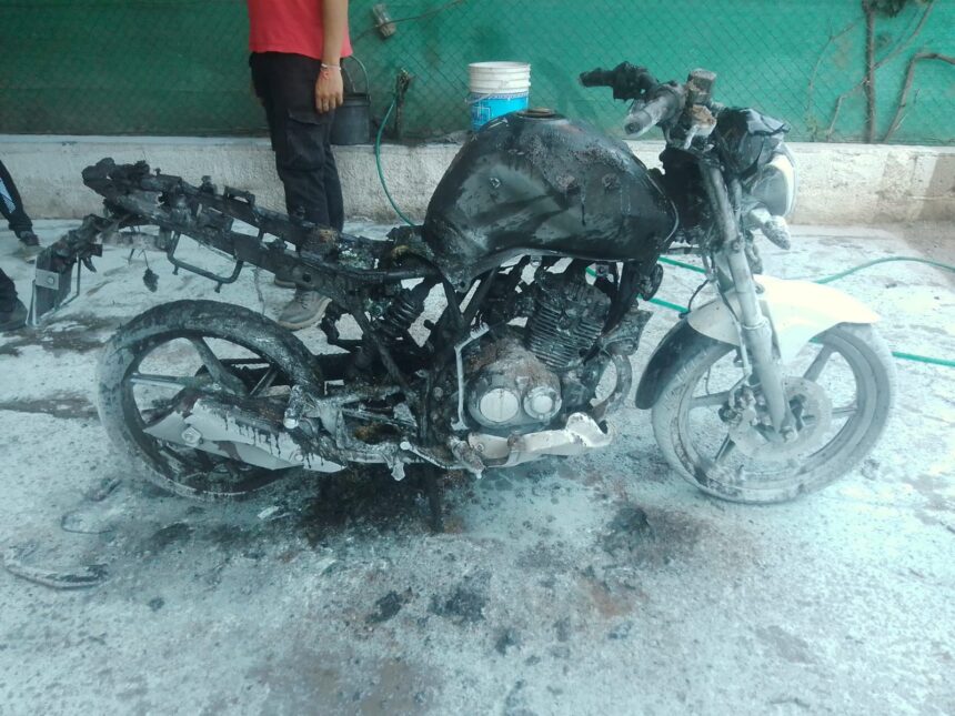 Sanagasta: Se incendio una moto cuando intentaba limpiar el carburador