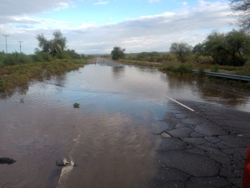 Por las fuertes lluvias, la ruta que une La Rioja y San Juan está inundada