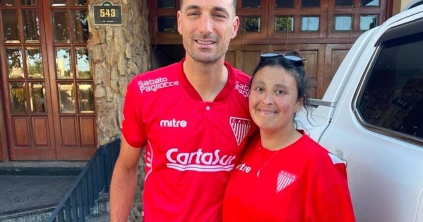 Lionel Scaloni se puso la camiseta de Los Andes y tuvo un enorme gesto con una pareja de hinchas que lo visitaron en Pujato