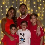 La Navidad de los Messi: Antonela Roccuzzo compartió las fotos del festejo en familia, con looks en rojo y distintos estilos