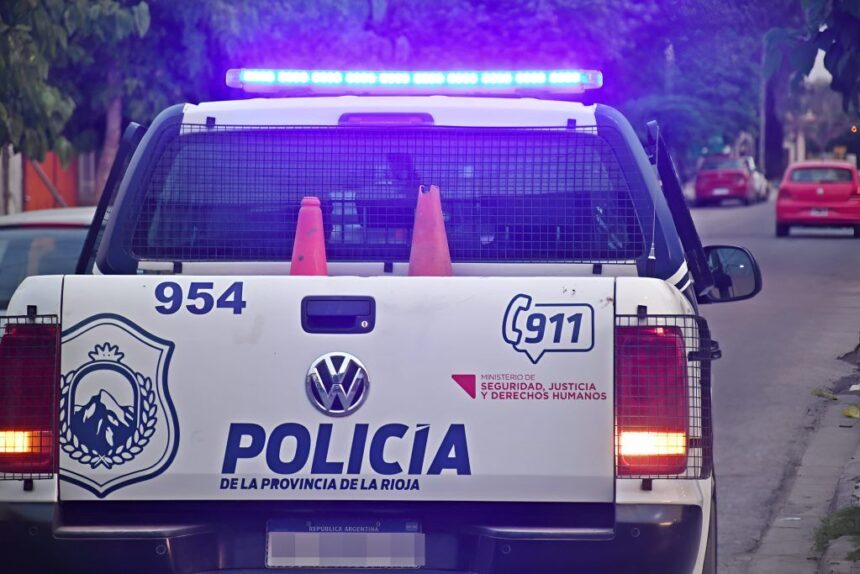 Chamical: un hombre quiso evadir un control policial y chocó una moto de la policía