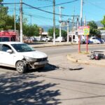 Fuerte choque entre una moto y un automóvil: una persona fue trasladada