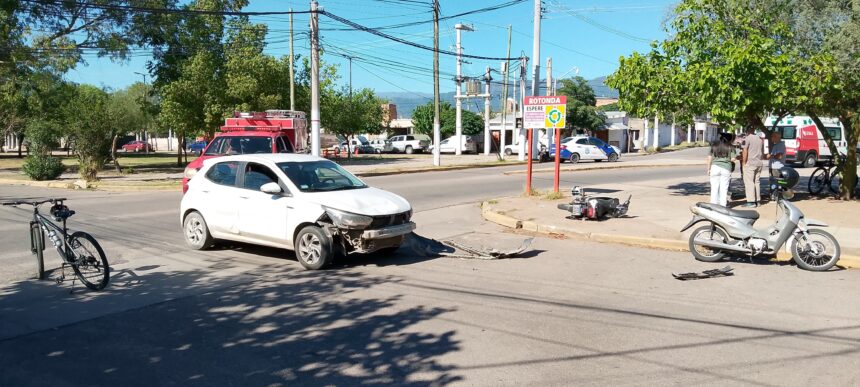 Fuerte choque entre una moto y un automóvil: una persona fue trasladada