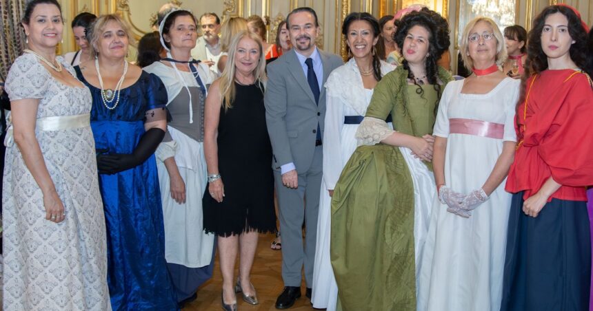 La Asociación Marianne despidió el año en la Embajada de Francia con un desfile de trajes históricos