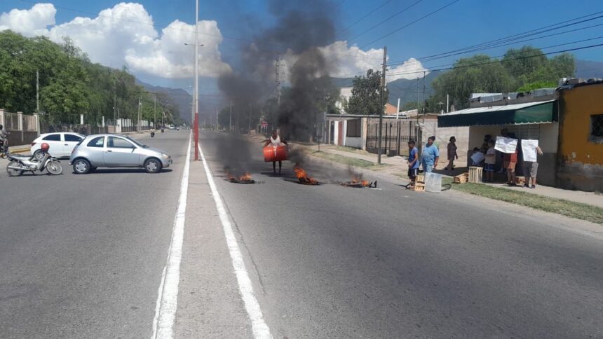 Protesta por falta de agua en Av. Yacampis