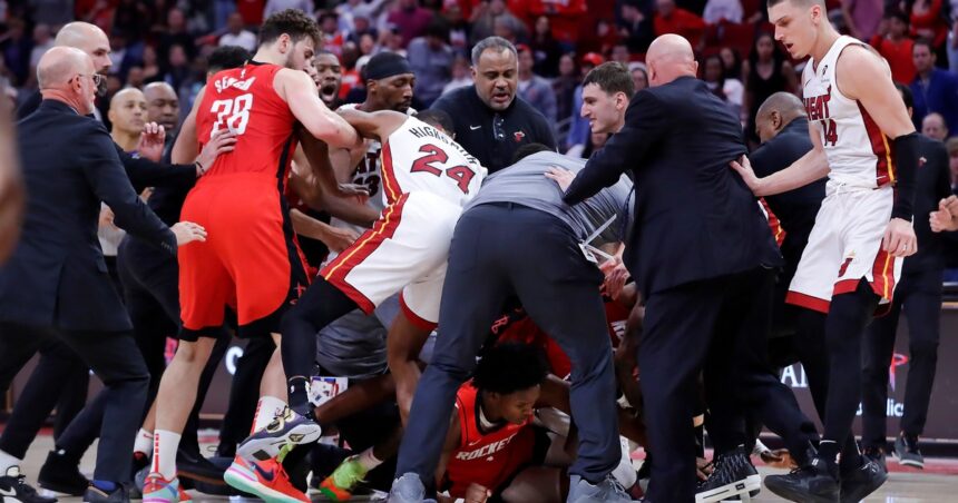 Otra noche de escándalo en la NBA: segunda batalla campal del fin de semana y siete expulsados en Houston Rockets vs Miami Heat