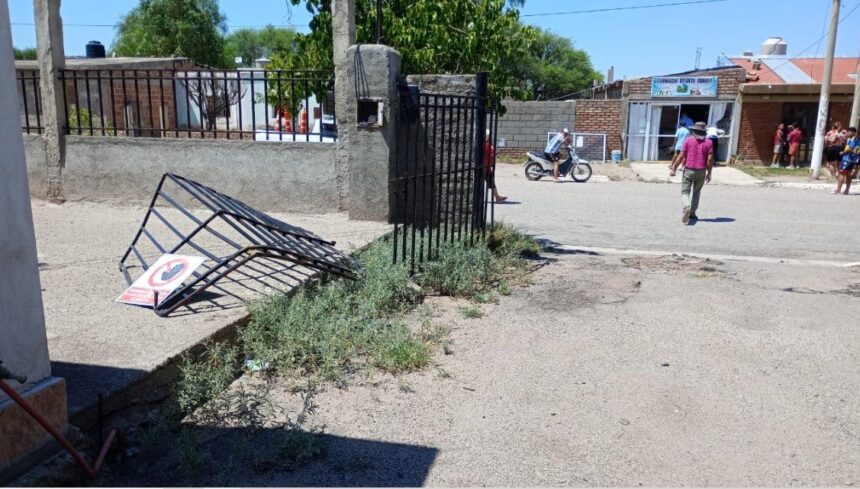 Por un descuido, vehículo impactó contra una farmacia en Portezuelo