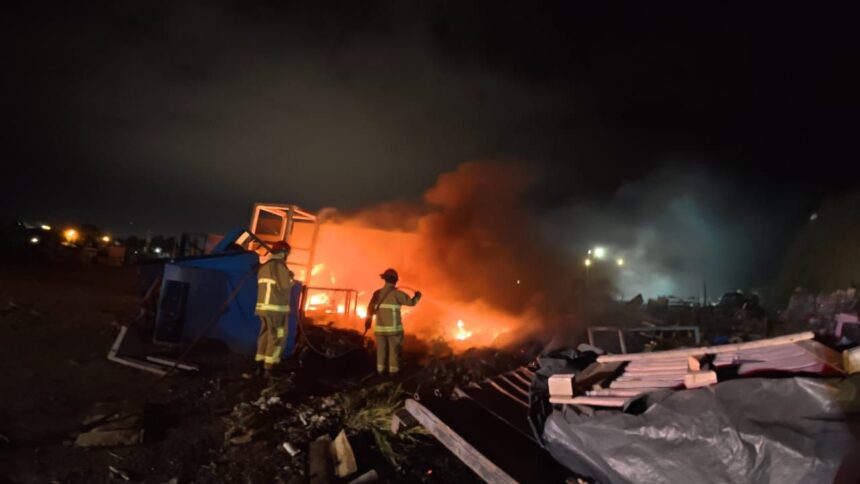 Bomberos Voluntarios sofocaron un incendio en una recicladora de residuos