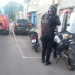 Fuerte choque entre camioneta y motocicleta