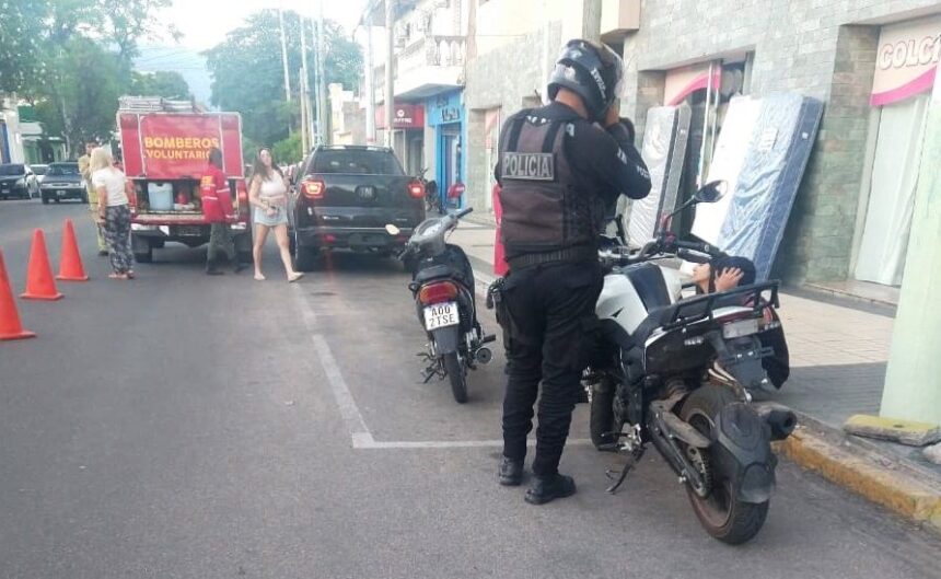 Fuerte choque entre camioneta y motocicleta