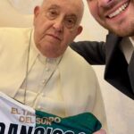 El Papa Francisco recibió al presidente de Banfield, firmó una camiseta con su nombre y entregó su bendición para el club