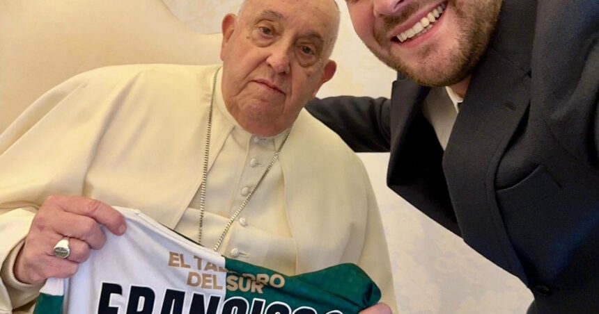 El Papa Francisco recibió al presidente de Banfield, firmó una camiseta con su nombre y entregó su bendición para el club