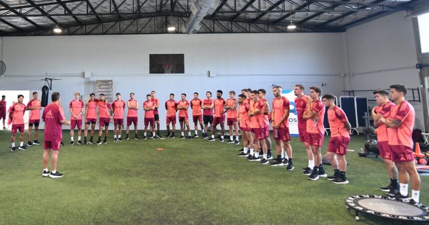 River llegó a San Martín de los Andes y recibió el cariño de multitud antes de comenzar con la pretemporada para un año muy especial