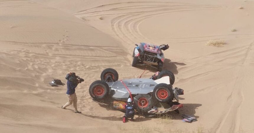 Carlos Sainz sufrió un terrible vuelco y la organización del Dakar no le permitió seguir compitiendo