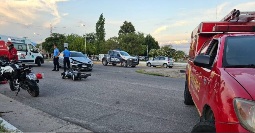 Dos jóvenes hospitalizados tras protagonizar fuerte accidente