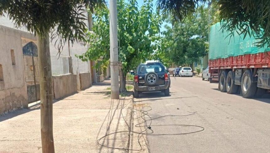 Camión cortó cables de energía y dejó sin luz a viviendas del barrio Vargas