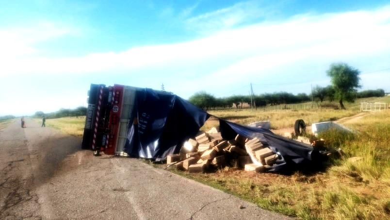 Volcó camión en cercanías de Ulapes