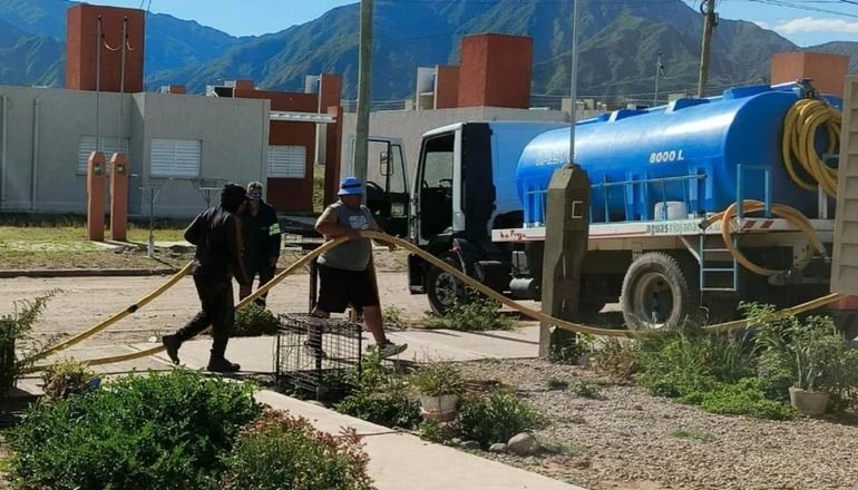 Zona Oeste de la capital: Camiones cisterna suministran agua potable ante la crisis hídrica