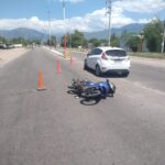 Choque entre una moto y un auto por Potrerillo y Av. Juan Manuel de Rosas