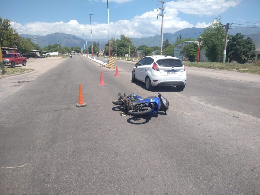 Choque entre una moto y un auto por Potrerillo y Av. Juan Manuel de Rosas