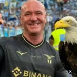 Echan al adiestrador de la mascota de la Lazio de Italia: mostró una prótesis peneana y dijo admirar a Benito Mussolini