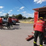 Impactante siniestro vial: motocicleta terminó abajo de automóvil