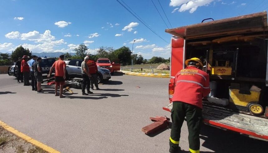 Impactante siniestro vial: motocicleta terminó abajo de automóvil