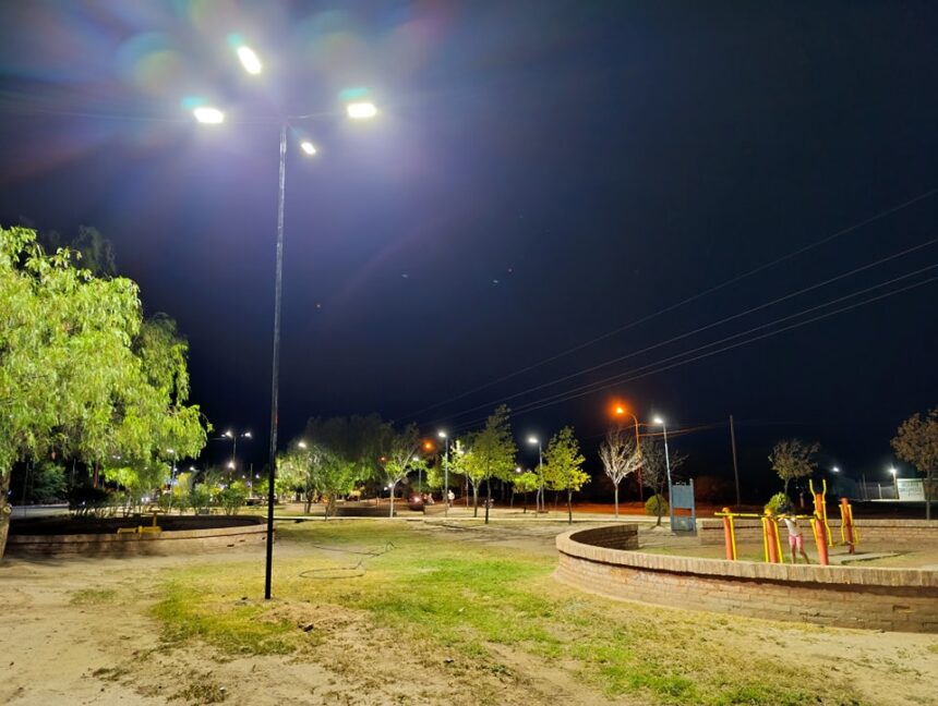 CHEPES | TRABAJOS DE LIMPIEZA E ILUMINACION EN PLAZA DE LA SALUD