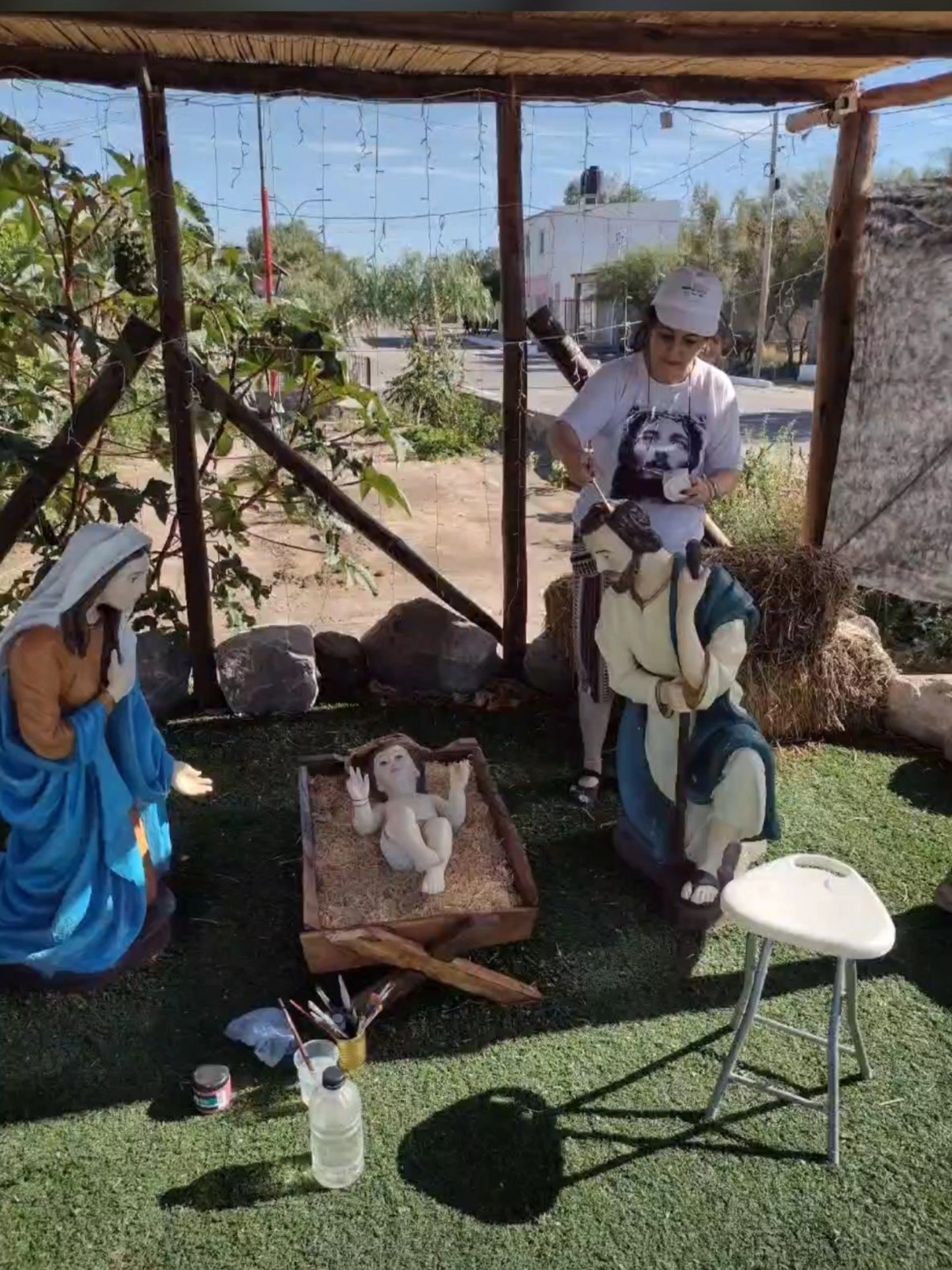 CHEPES | ARTISTA LOCAL RESTAURA PINTURA DEL PESEBRE DE BOULEVARD OBISPO ANGELELLI